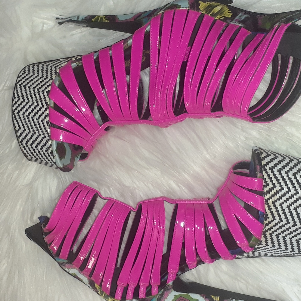 Nelly platforms Never worn.